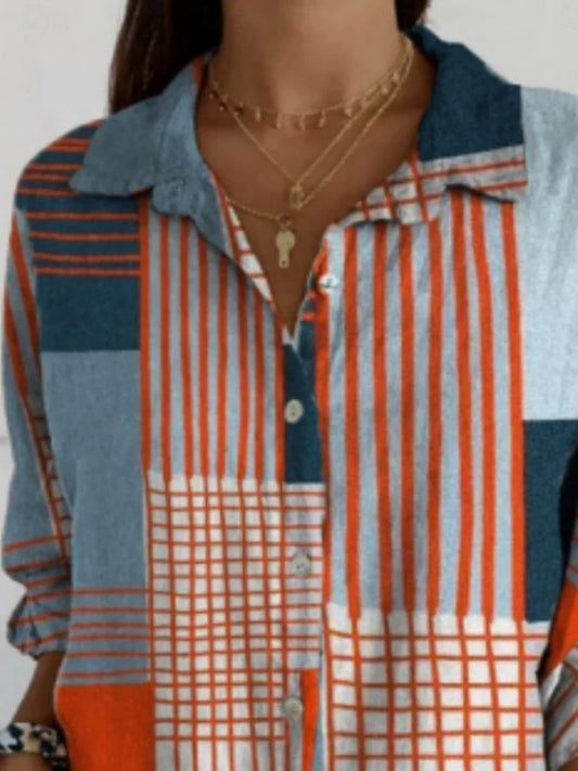 Blús baininscneach le bloic dhath geoiméadracha, léine fhaiseanta le muinchillí fada agus colla, gnáthfheistiú, oiriúnach don saol laethúil agus don saoire, le cnaipí agus prionta, gorm, don samhradh.